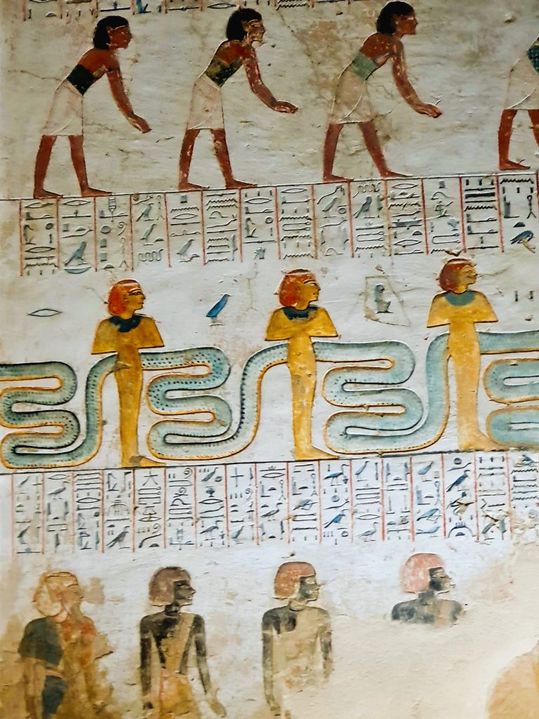 alte Wandmalereien in einem ägyptischen Grab