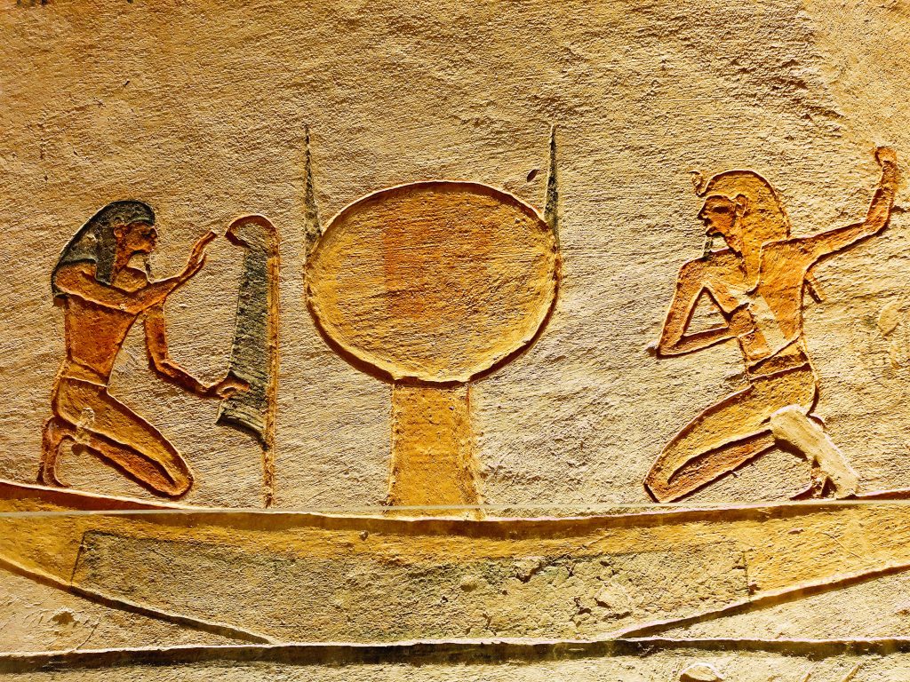 ägyptische Grabmalerei, zwei Ägypter in einem Boot darstellend, Nilkreuzfahrt Höhepunkte