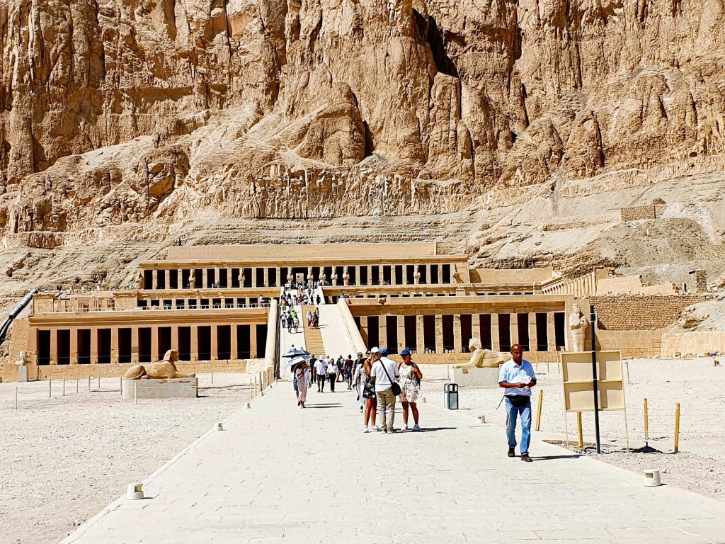 Touristen am Weg zum Hatschepsut Tempel in Ägypten