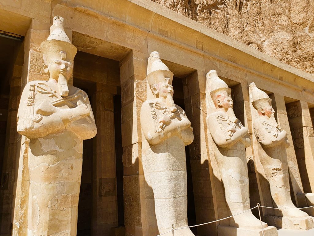 Pharaonen Statuen in Stein, Nilkreuzfahrt Höhepunkte