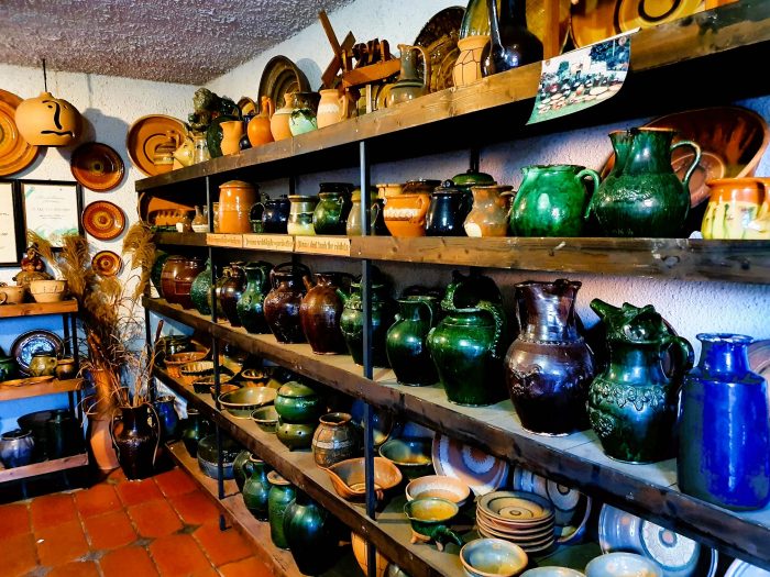 Regale mit traditionellen Keramiken