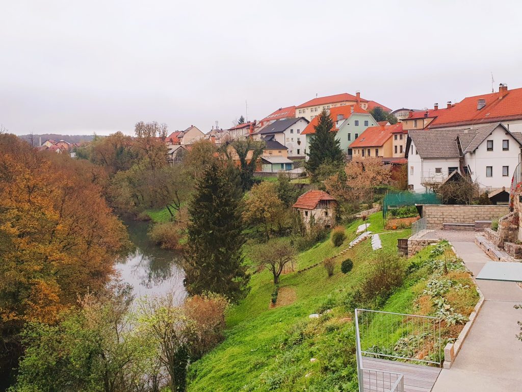 malerisches Dorf oberhalb eines Flusslaufs gelegen, Bela Krajina Slowenien