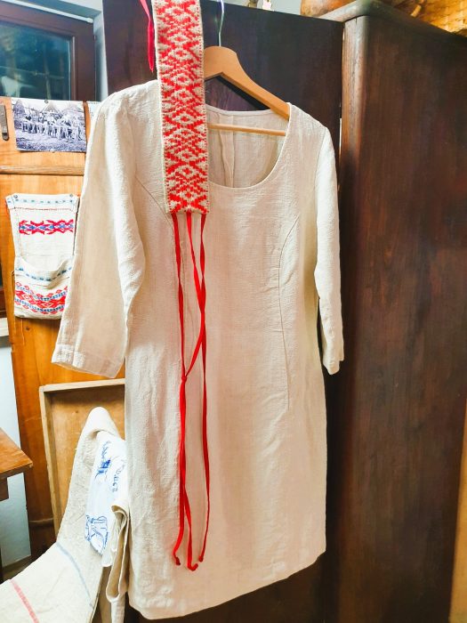 weißes traditionelles Leinenkleid mit roter Stickerei