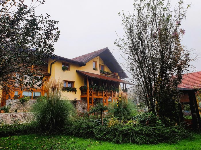 Haus mit grünem Garten in Bela Krajina