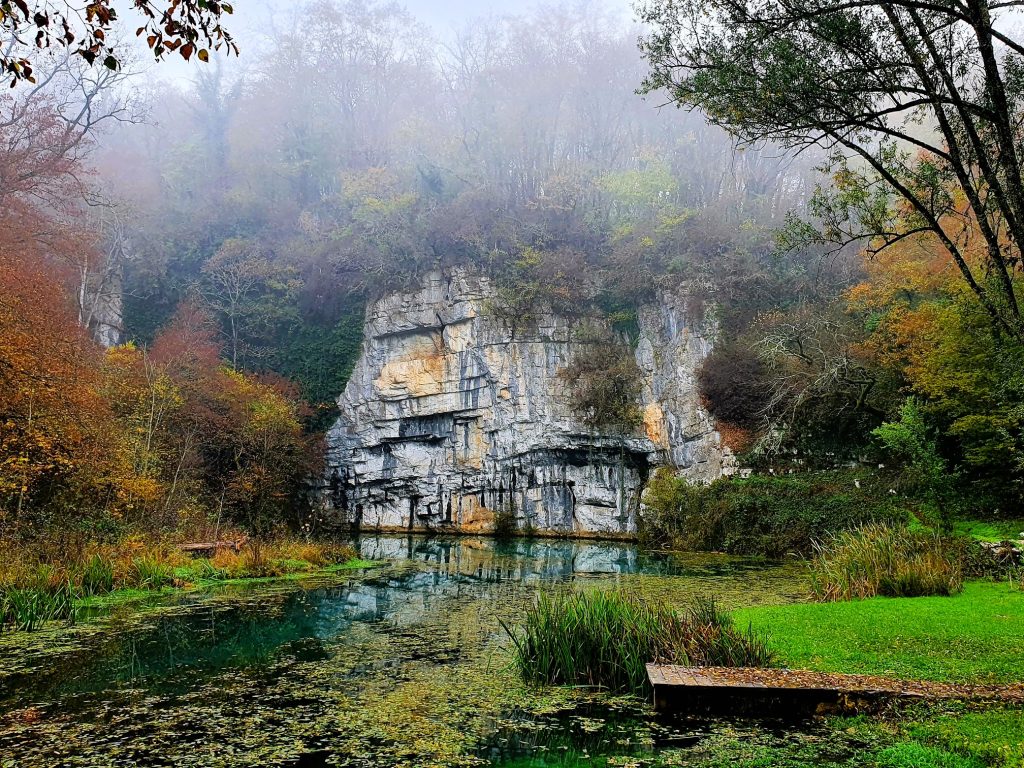 hoher Fels an einer Flusslandschaft, Bela Krajina