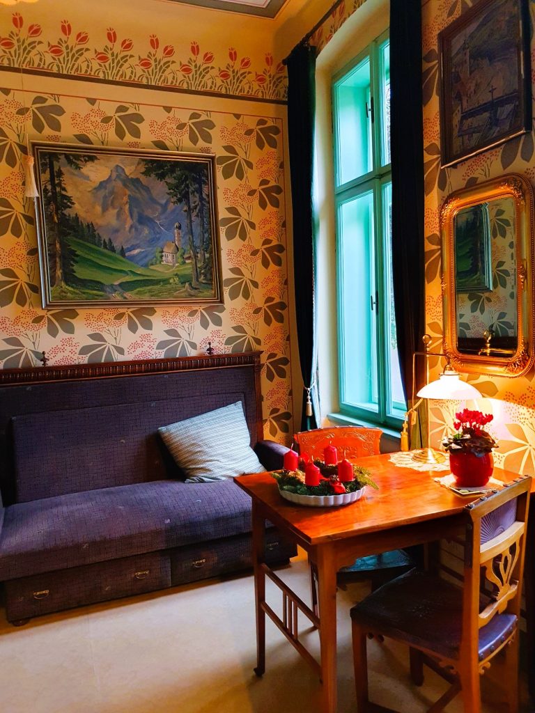 Zimmer mit Jugendstil-Einrichtung im tschechischen Krumau