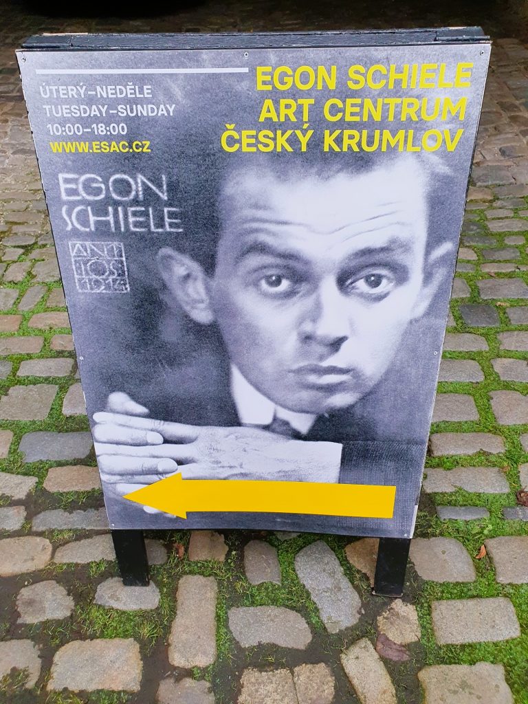 Plakatständer mit Hinweis auf Egon Schiele Art Centrum
