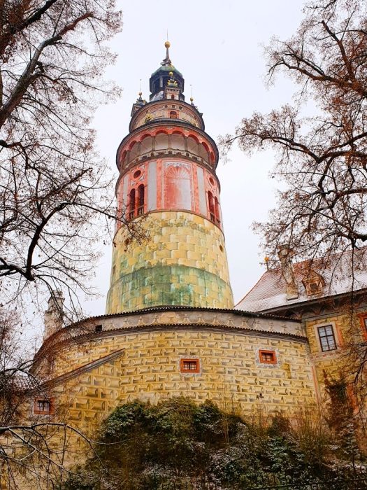 historischer runder Turm mit farbiger Fassade, Krumau Sehenswürdigkeiten