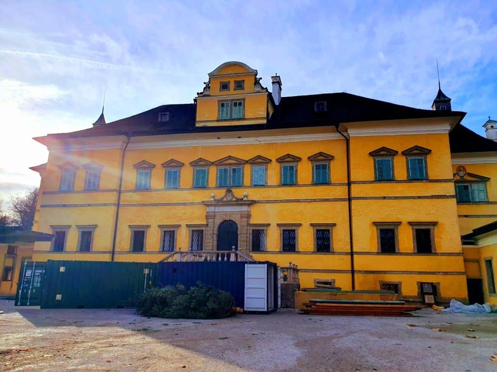 Schloss Hellbrunn mit gelber Fassade