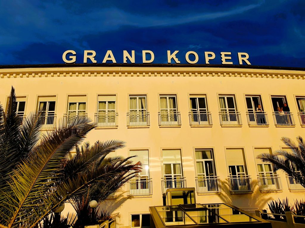 Fassaden-Ansicht des Grand Hotel Koper, Slowenien