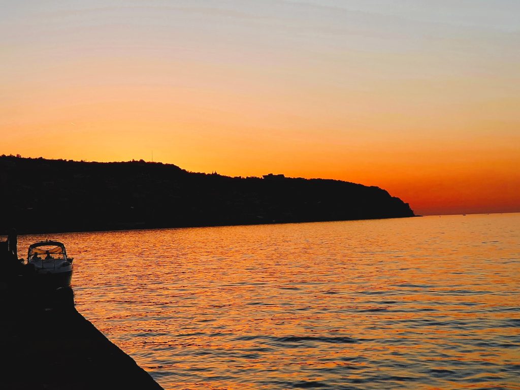 Abendrot beim Sonnenuntergang über der adriatischen Küste