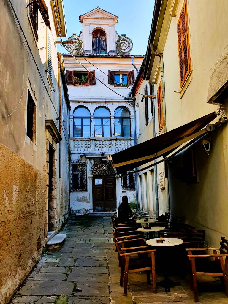 Innenhof eines historischen Gebäudes, Koper Slowenien Sehenswürdigkeiten