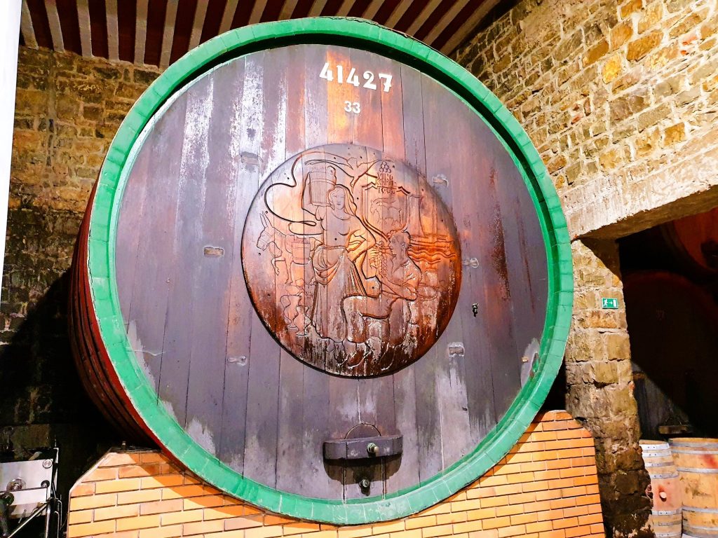 riesiges Holzfass für Wein-Lagerung