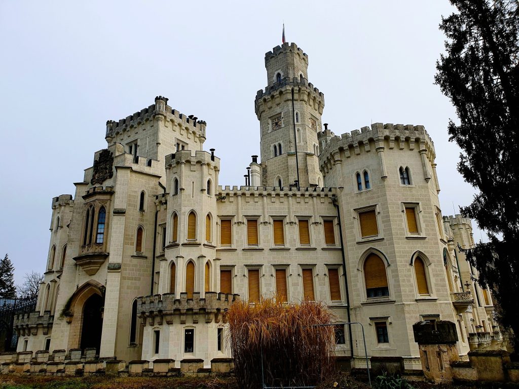 großes prachtvolles Schloss mit Turm