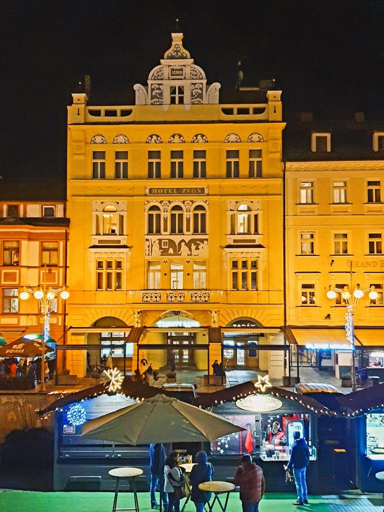 prachtvolles Palais in der Altstadt mit Markt davor