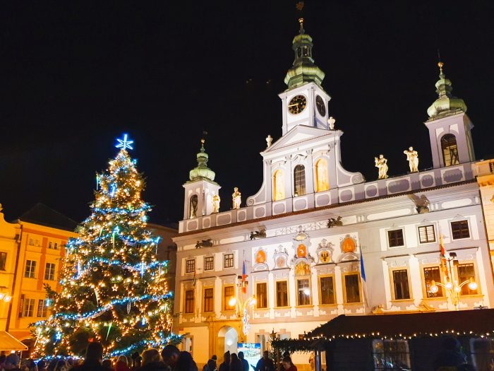 weihnachtliche Stimmung auf Hauptplatz mit barocker Kulisse