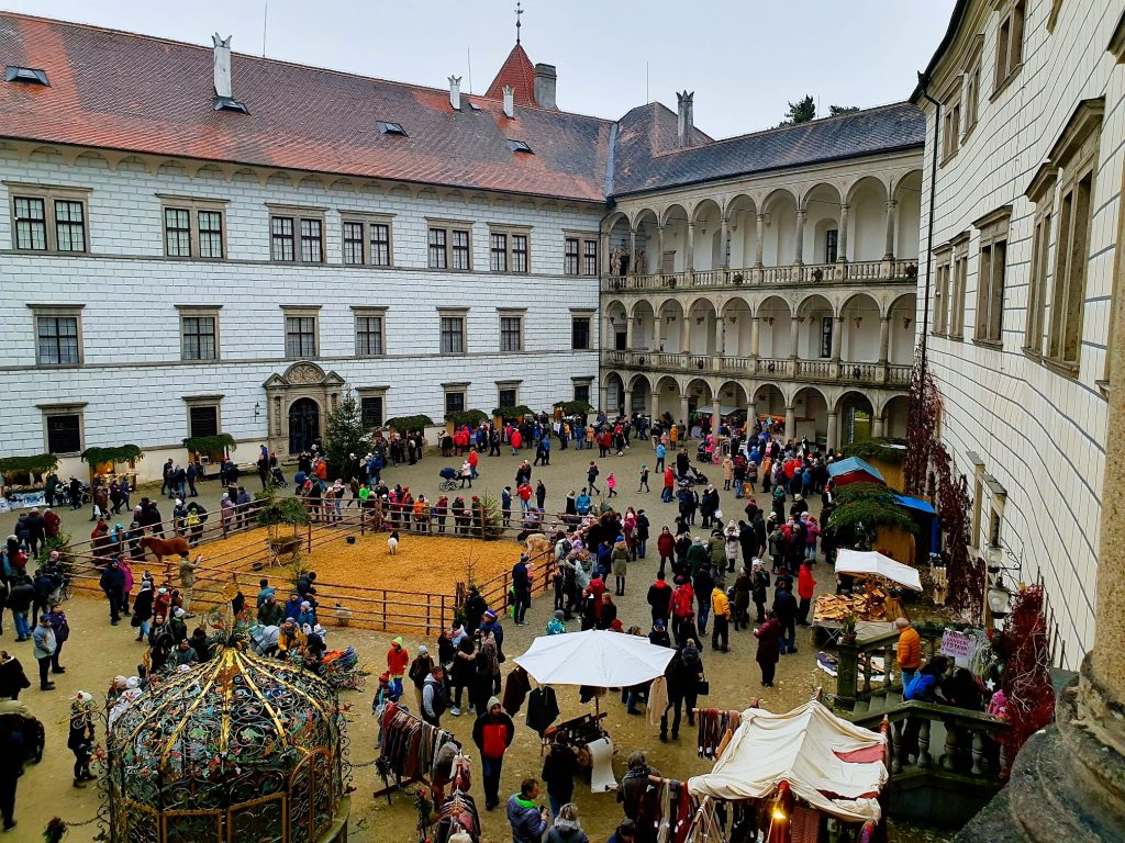 Innenhof eines Renaissance Schlosses mit vielen Menschen