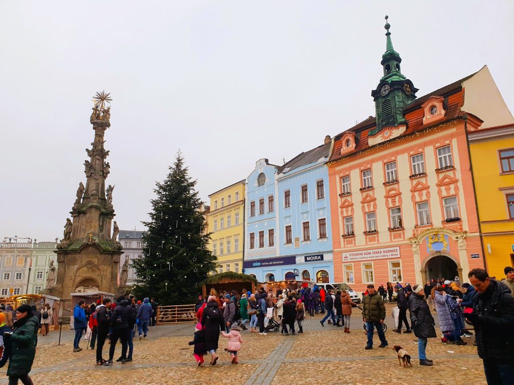 schöner Hauptplatz einer tschechischen Altstadt mit Weihnachtsbaum