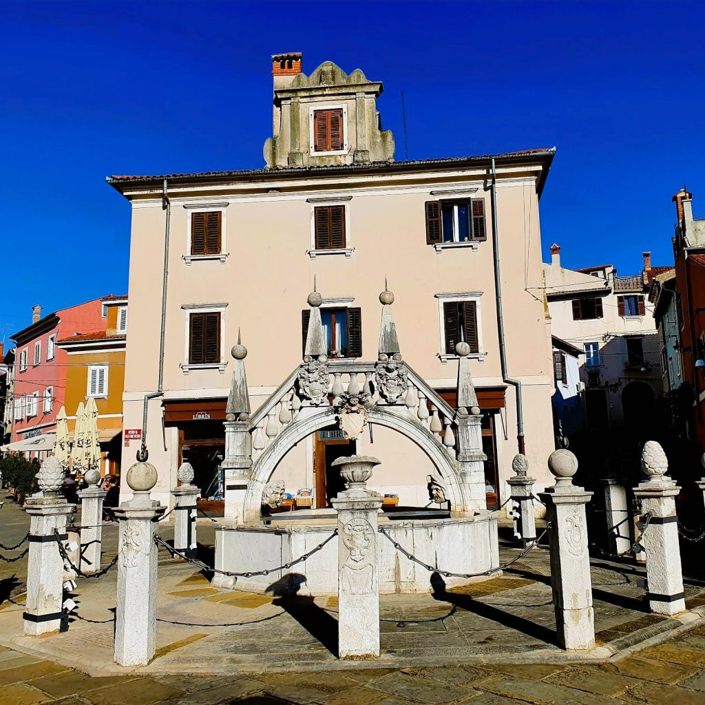 historischer Brunnen im venezianischen Stil
