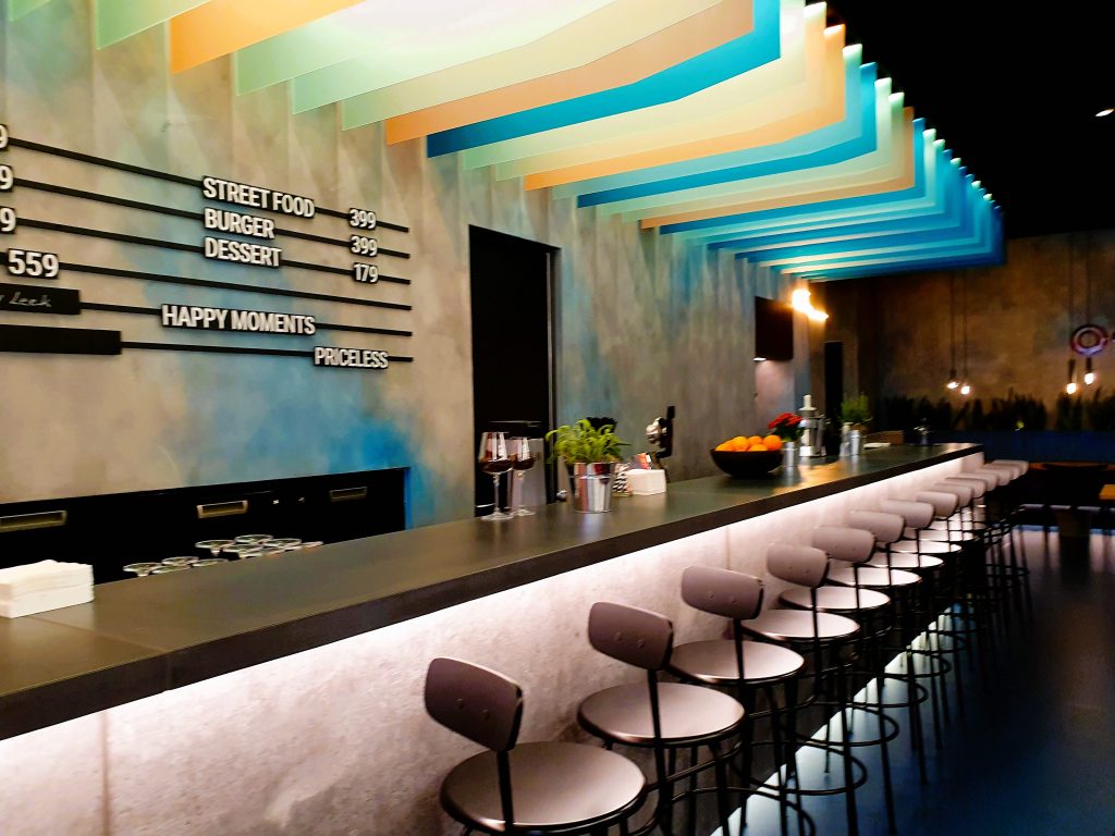 lange stylische Bar mit Hockern in einem Design-Hotel, Prag Hipster Viertel