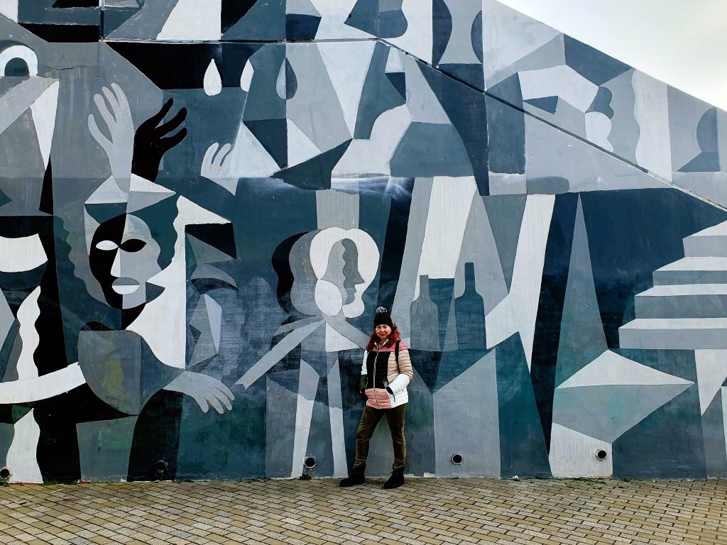 grau-weiße Wand mit Street Art