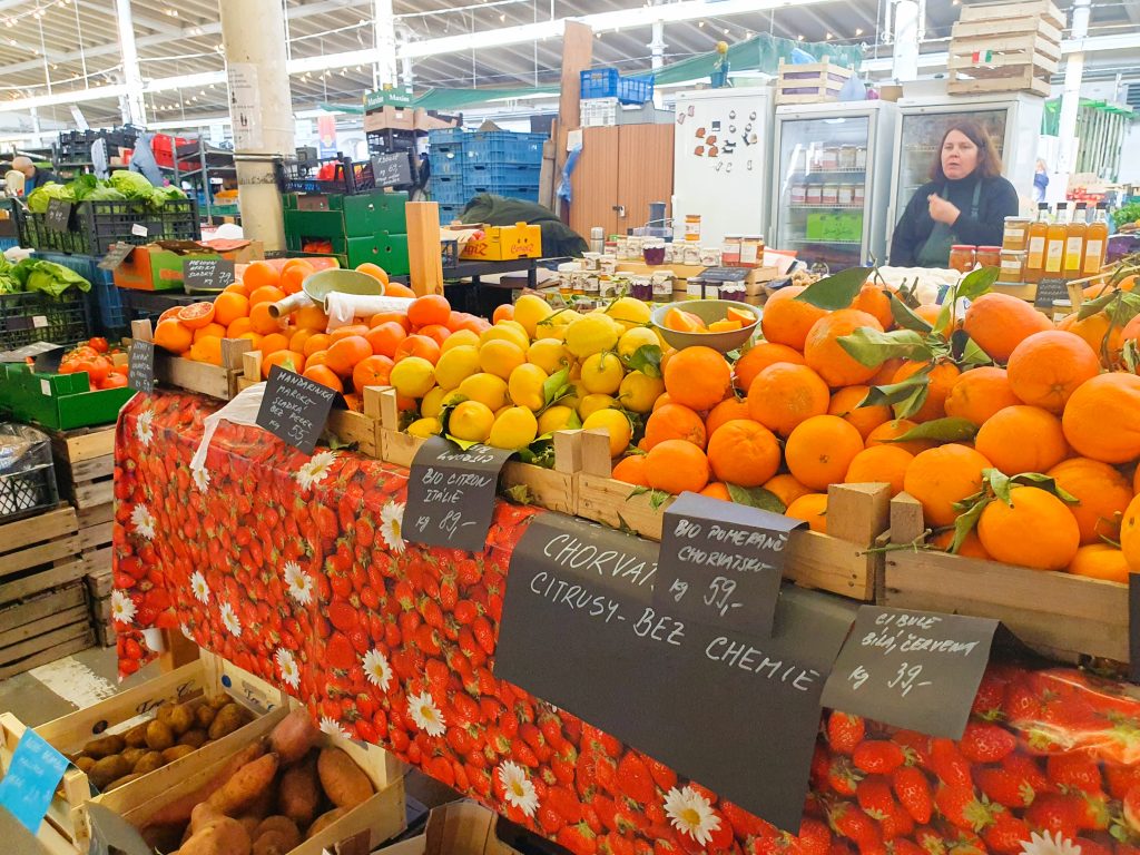 Marktstand mit frischem Obst in einer Markthalle