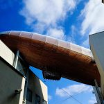 ein Zeppelin verbindet zwei moderne Gebäude im Prag Hipster Viertel