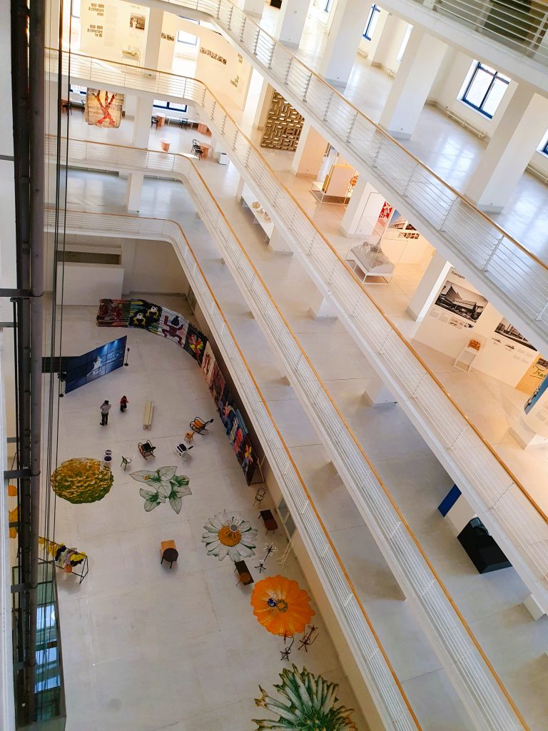 mehrstöckiges modern gestaltetes Ausstellungsgebäude in weißen Farben
