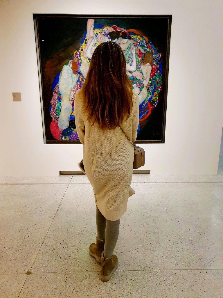 Betrachterin vor einem Gemälde