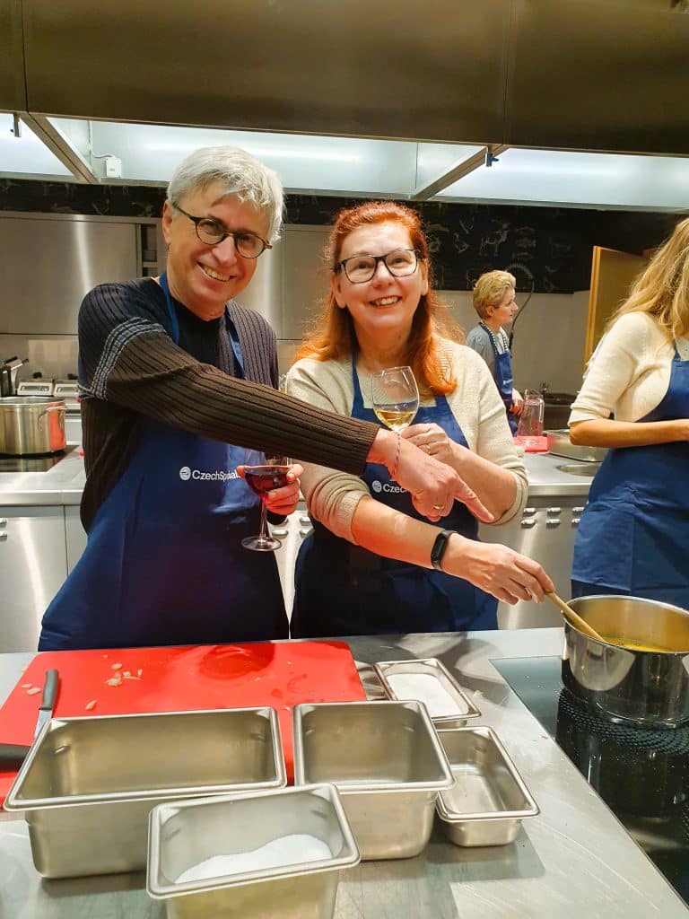 zwei Journalisten beim Kochen in einem tschechischen Kochkurz