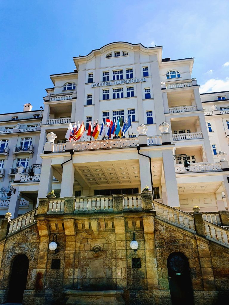 imperialer Eingang und Fassade eines historischen Hotels, Bäderdreieck Tschechien