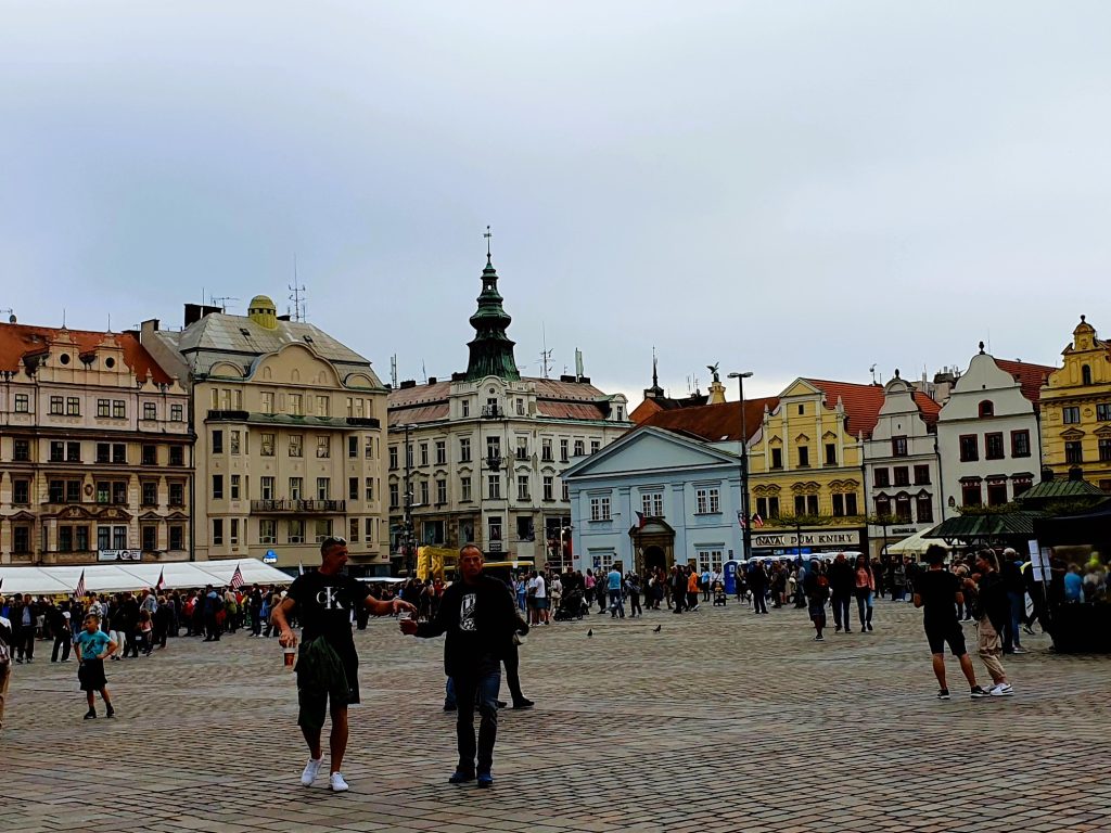 Platz der Republik mit Menschen in Pilsen, Tschechien