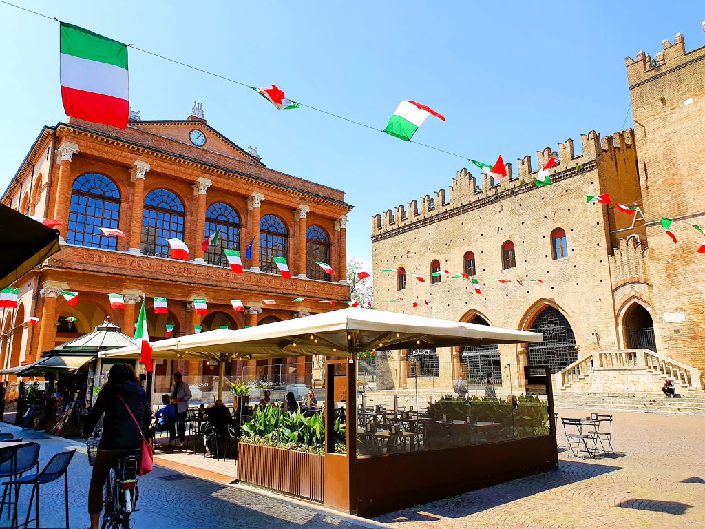 Platz in einer historischen italienischen Altstadt