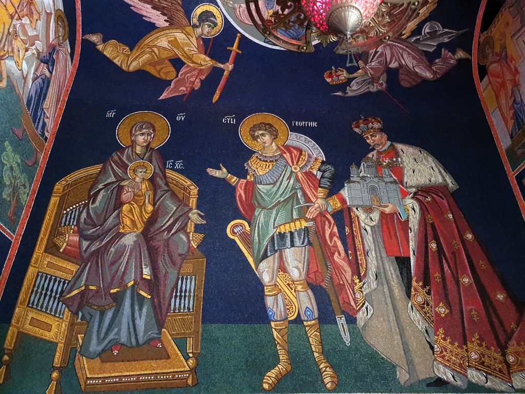 orthodoxe Darstellungen auf kunstvollen Mosaiken, in Zentralserbien