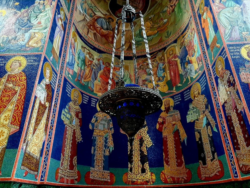 prachtvolle serbisch-orthodoxe Wandmosaike, eine touristische Attraktion Zentralserbiens