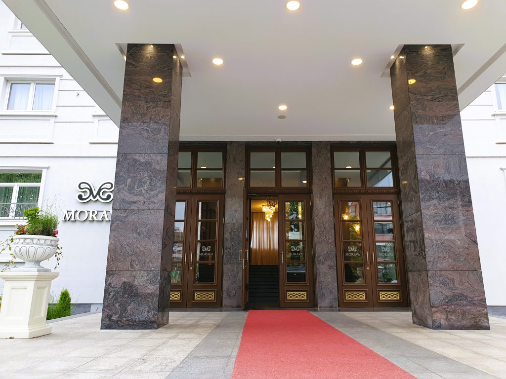 eleganter Eingang eines Hotels in Zentralserbien