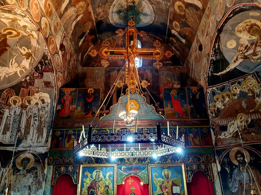 Innenraum einer alten orthodoxen Klosterkirche mit Fresken