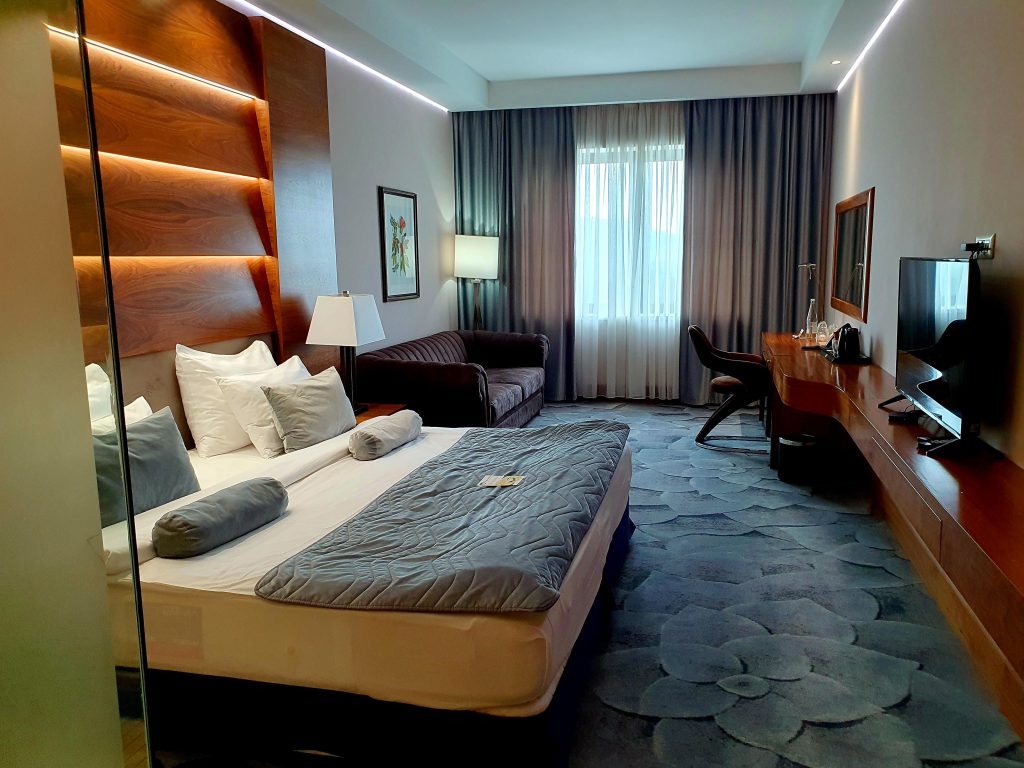 moderne Hotelzimmer-Einrichtung mit Doppelbett