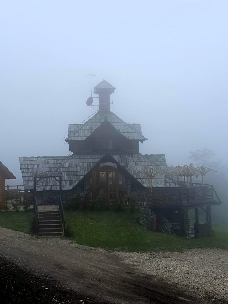serbisches Holzhaus im Nebel