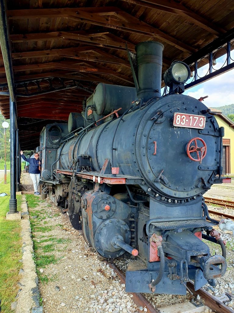 historische Lokomotive einer Schmalspurbahn in Serbien