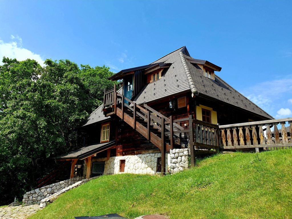 schönes serbisches Holzhaus in gründer Landschaft