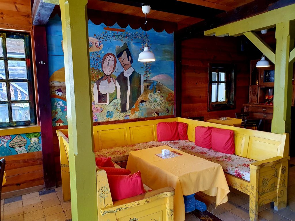 rustikale Gaststube in Serbien in gelben Farben