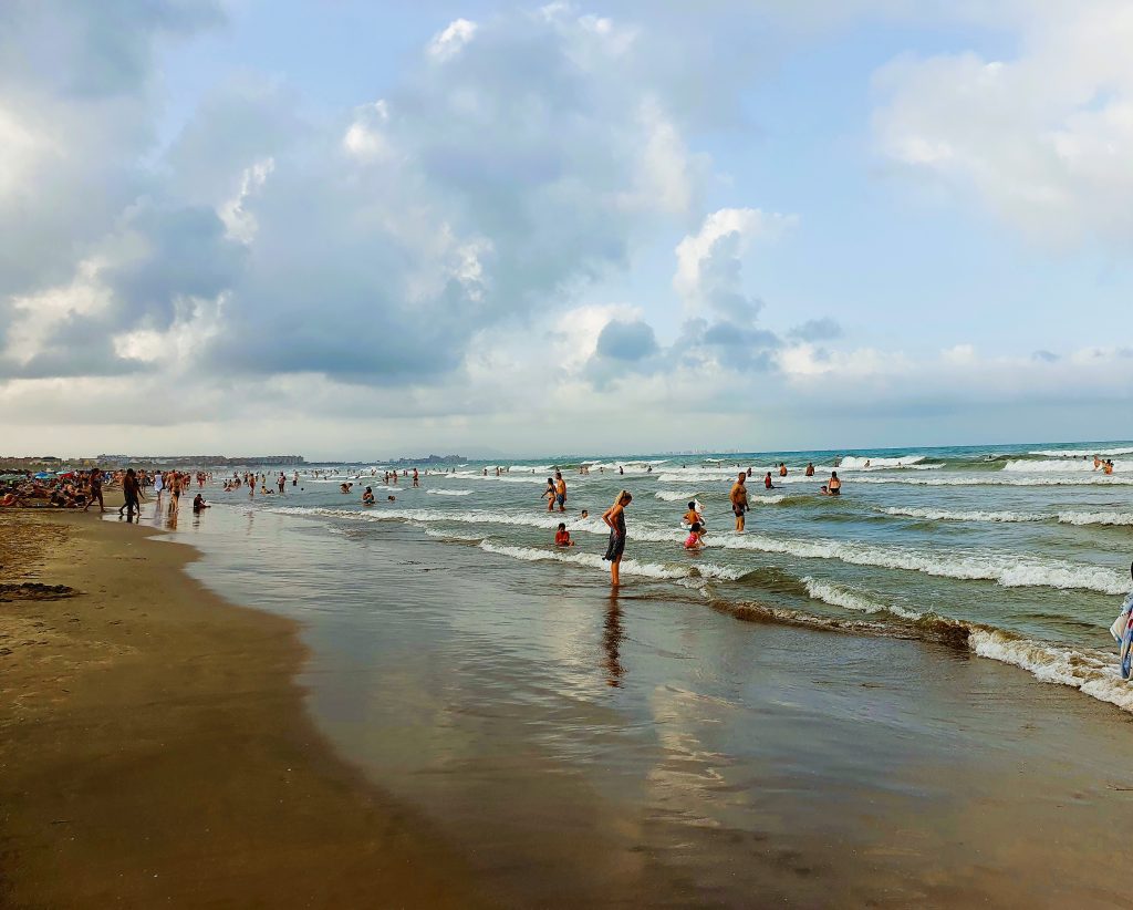 Menschen baden im Meer am Strand, Strandurlaub Valencia