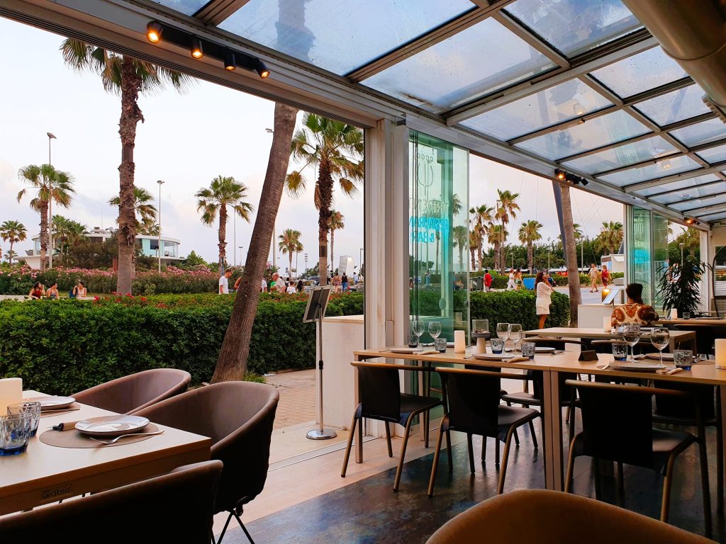 Strand-Restaurant mit Blick auf Palmen
