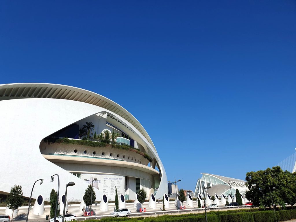 futuristische Architektur eines weißen Gebäudes