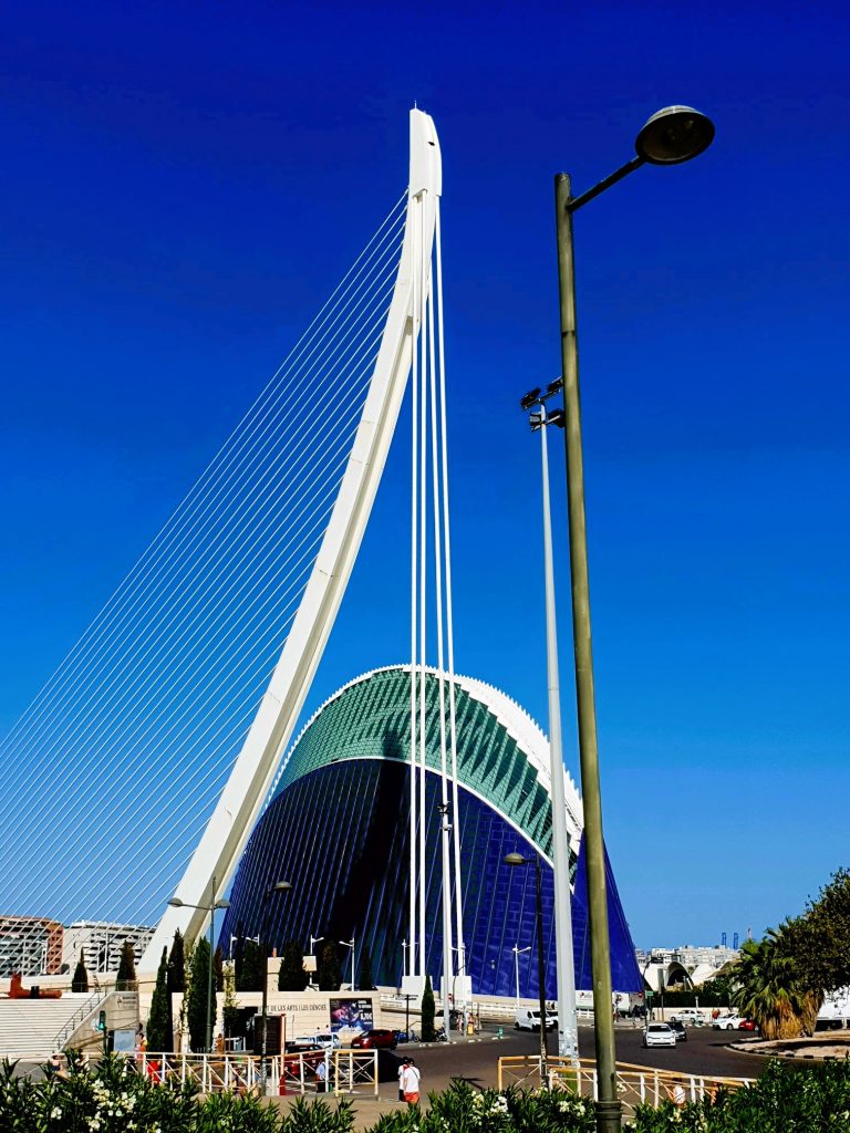 hohes Gebäude in futuristischer Architektur in Valencia