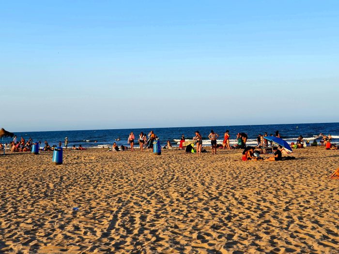 weiter goldgelber Sandstrand am Meer, Strandurlaub Valencia