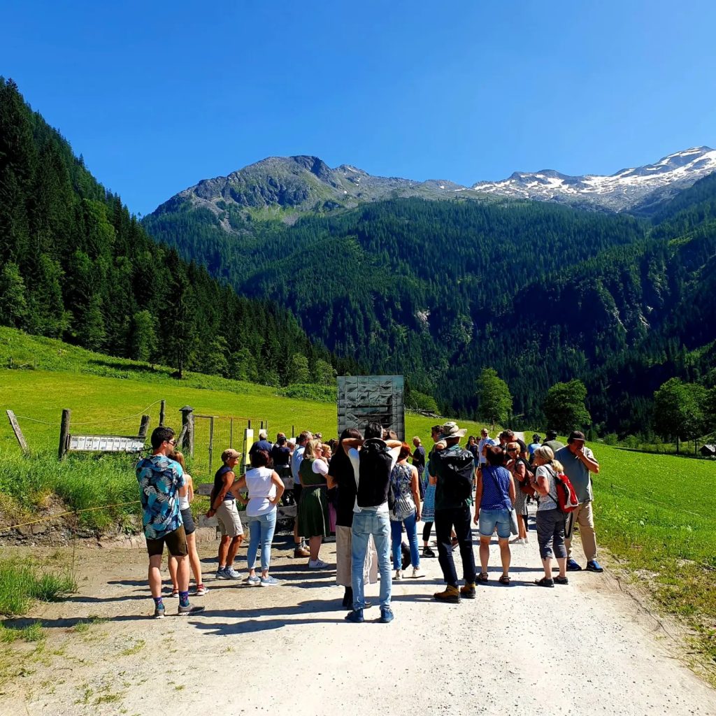 Gruppe von Menschen bei einer sommerlichen Wanderung in der Berglandschaft