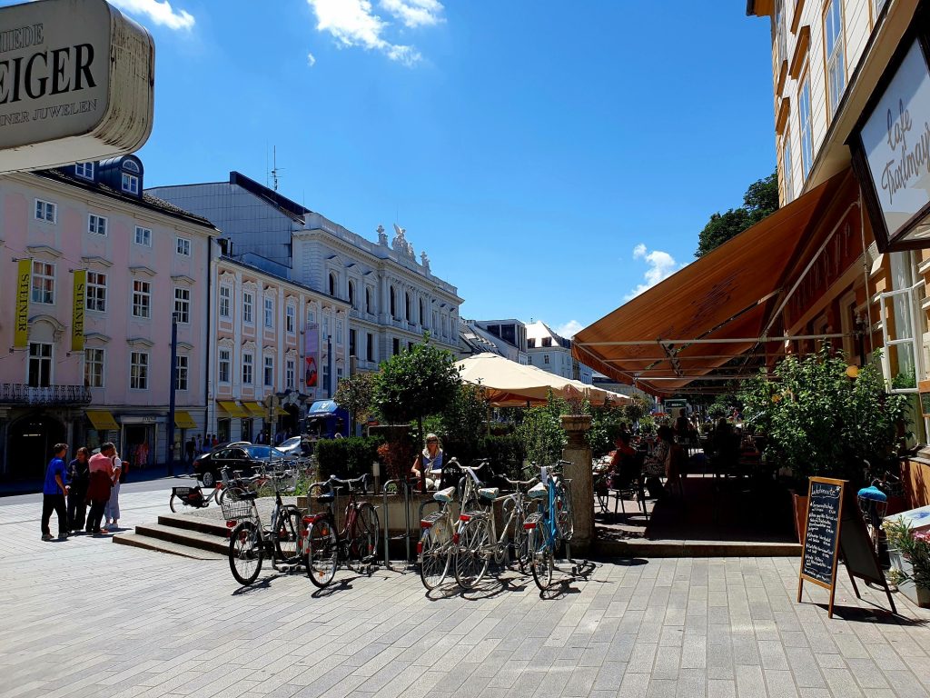 hübscher Platz in der Altstadt mit abgestellten Fahrrädern