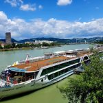 Kreuzfahrtschiff legt an der Anlegestelle in Linz an der Donau an, Flusskreuzfahrt Donau ab Wien